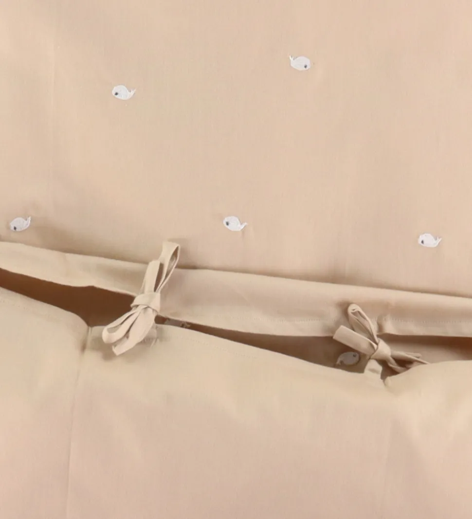 Filibabba Sengetøj - Baby - Warm Grey/Broderet Hvalen Christian