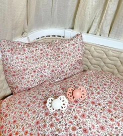 Nørgaard Madsens Sengetøj - Baby - Mauve m. Blomster