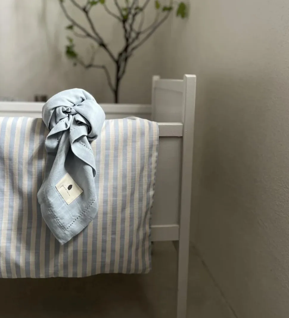 Pine Cone Sengetøj - Baby - Blue Blossom Stripe