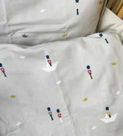 Vanilla Copenhagen Sengetøj - Baby - Tin Stick Man - Cozy Grey